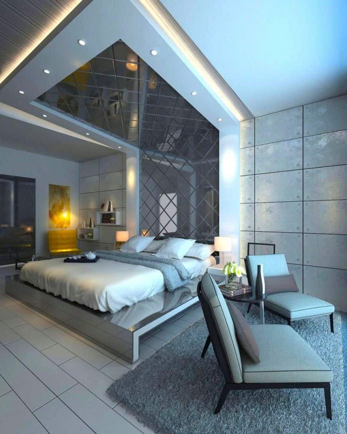 Plafond miroir avec éclairage au-dessus du lit
