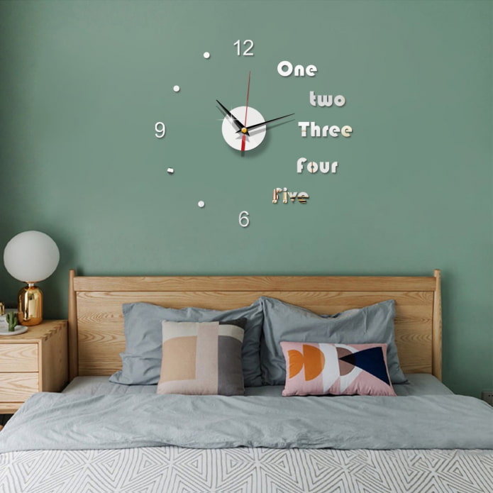 Horloge insolite au-dessus du lit