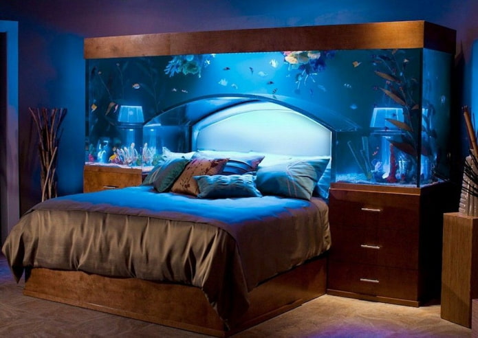 grand aquarium reliant des tables de chevet