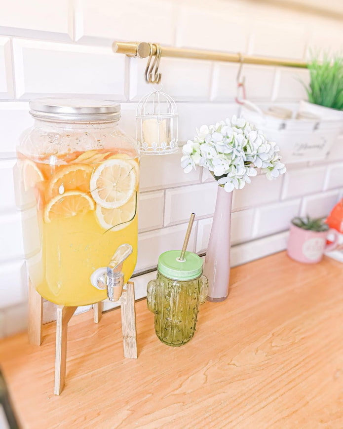 Bol de limonade sur la table