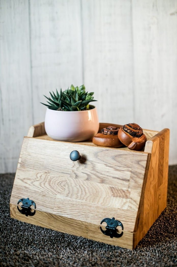 Boîte à pain en bois avec étagère