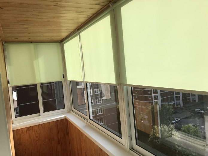 stores enrouleurs sur un balcon avec fenêtres coulissantes