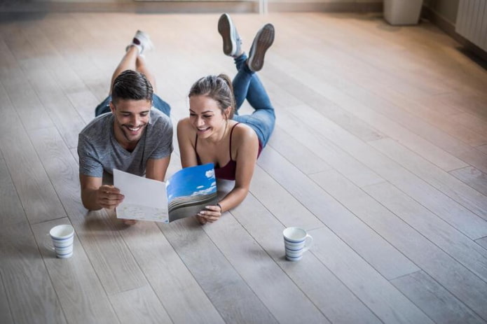 homme et femme consultant un catalogue