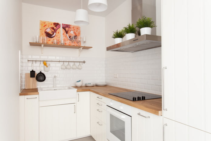 Ordre dans une cuisine blanche