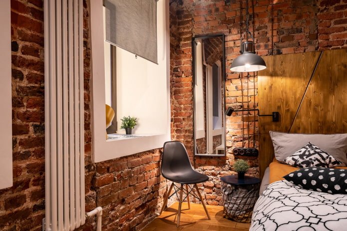 Suspension dans une chambre mansardée
