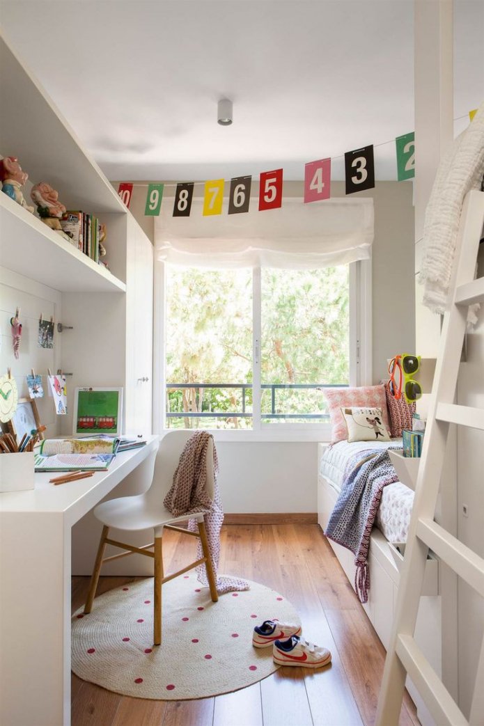 chambre d'enfant étroite en blanc