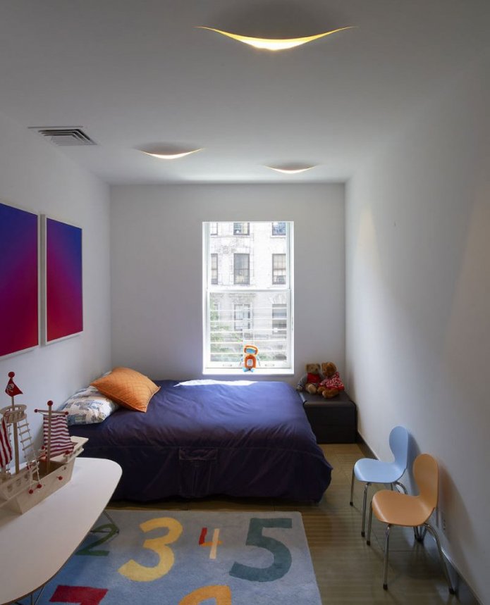 Petite fenêtre dans la chambre d'enfant