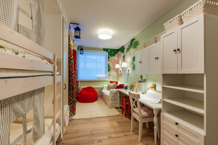 chambre d'enfant longue et étroite