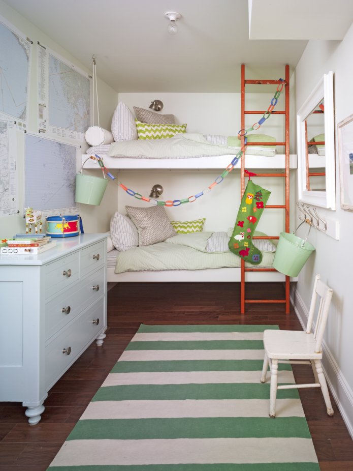 Un lit de l'autre côté de la pièce dans une chambre d'enfant