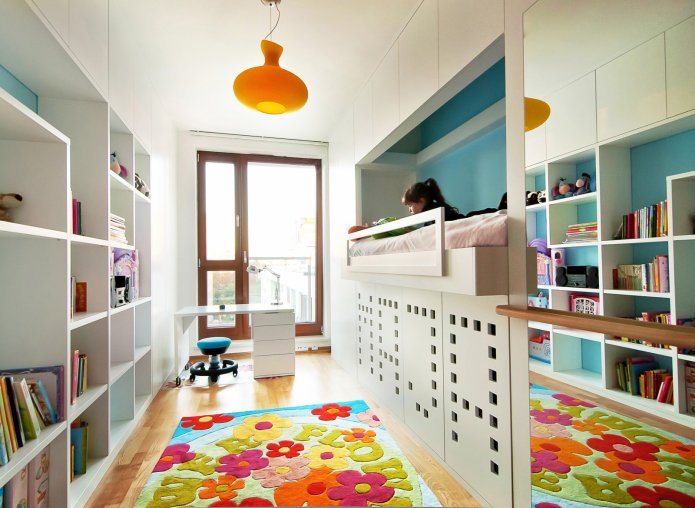 meubles de rangement dans une chambre d'enfant