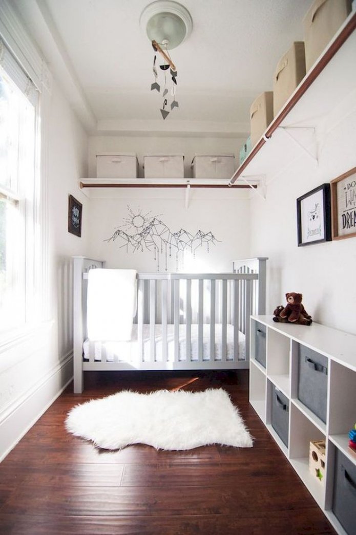 lit bébé dans une petite chambre