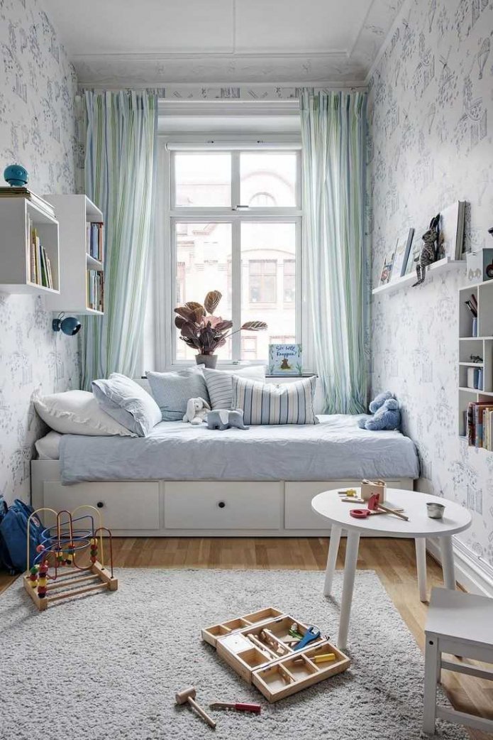 Chambre d'enfant lumineuse aux tons froids