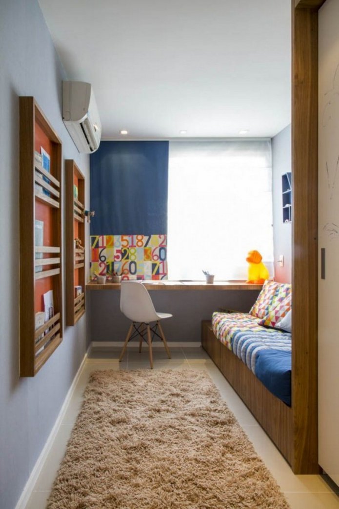 Table sur le rebord de la fenêtre dans la chambre d'enfant