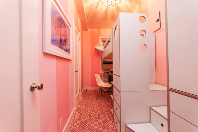 Meubles blancs dans une chambre d'adolescent