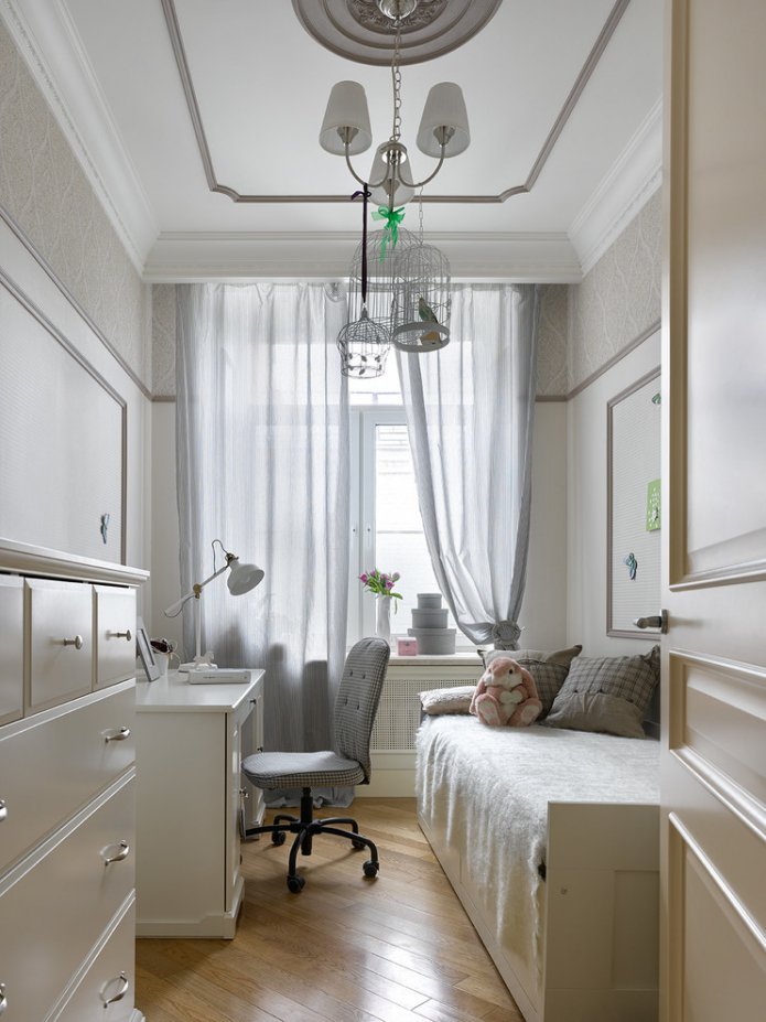 Rideaux dans une chambre d'enfant étroite