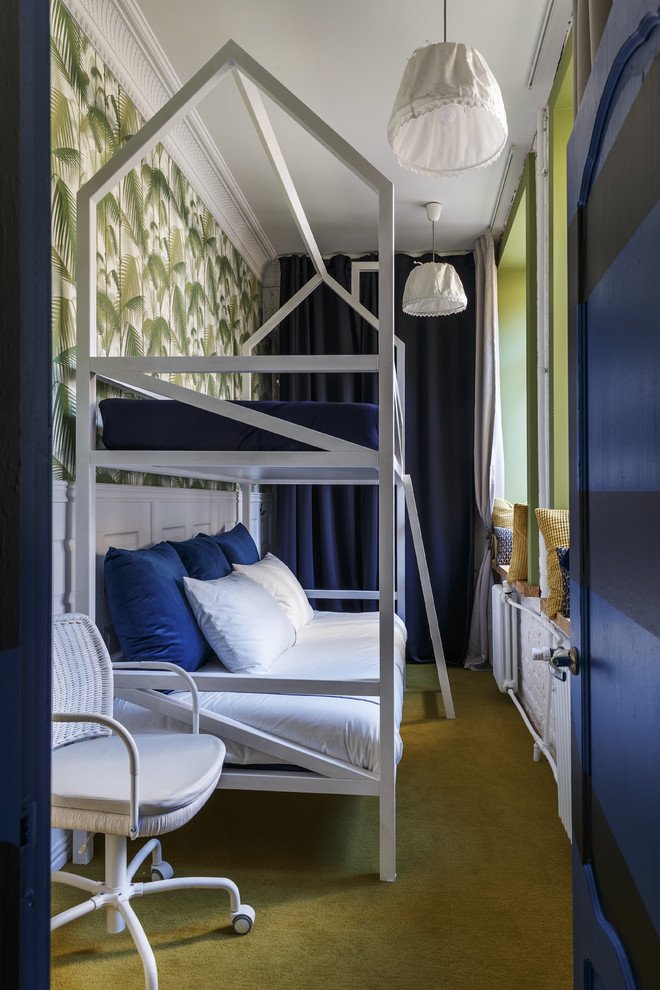 Rideaux foncés pour une chambre d'enfant étroite