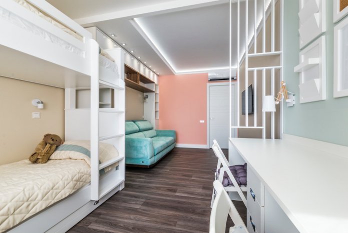 Chambre d'enfant étroite avec un canapé et deux lits