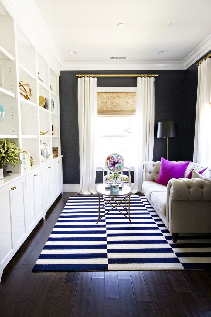 Tapis contrasté dans le salon
