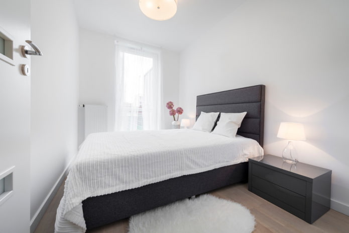 Textiles et décoration dans la chambre aux tons blancs