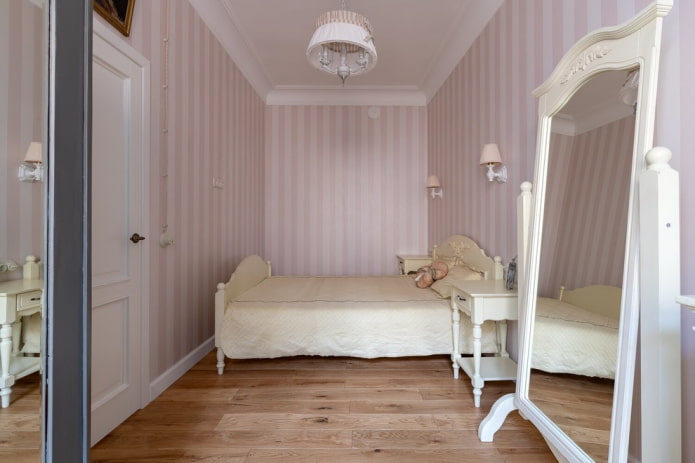 Finition du sol dans une chambre à coucher dans un immeuble Khrouchtchev
