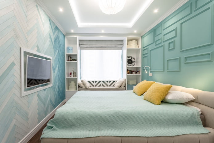 rideaux et décoration dans la chambre à coucher dans un immeuble Khrouchtchev