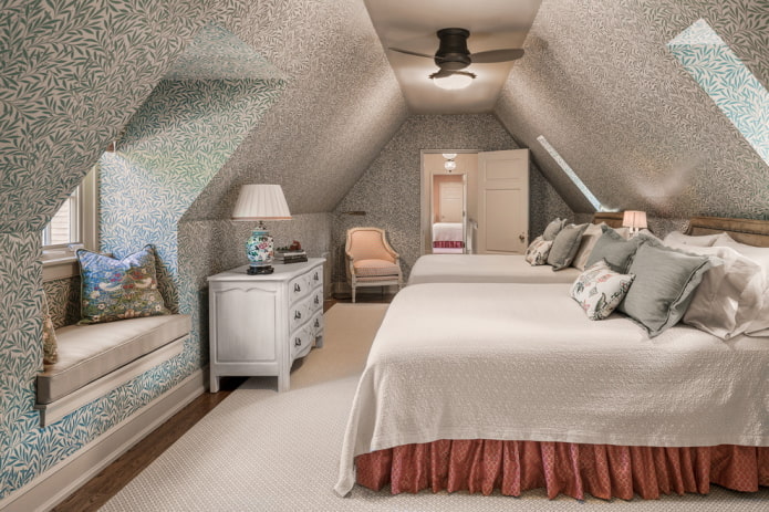 Agencement des meubles dans une chambre étroite
