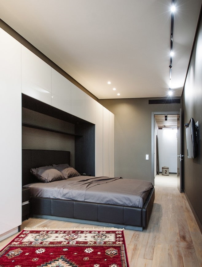 Décoration de plafond dans une chambre étroite