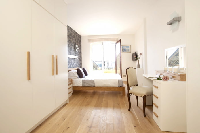 Finition du sol dans une chambre étroite