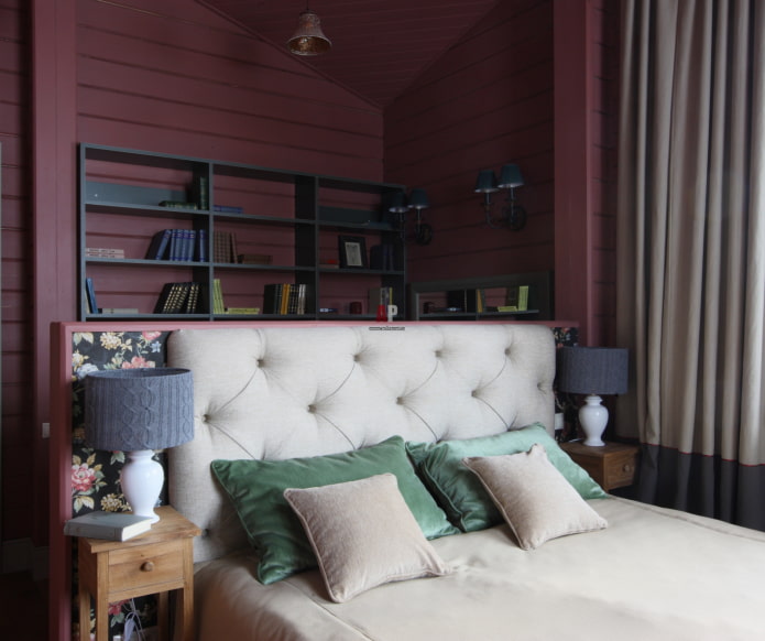 lambris bordeaux dans la chambre