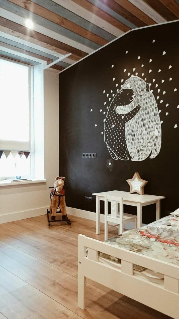 plafond en bois dans la chambre d'enfant