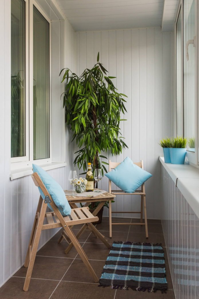clins blancs sur le balcon