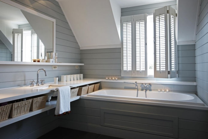 Panneaux gris dans la salle de bain