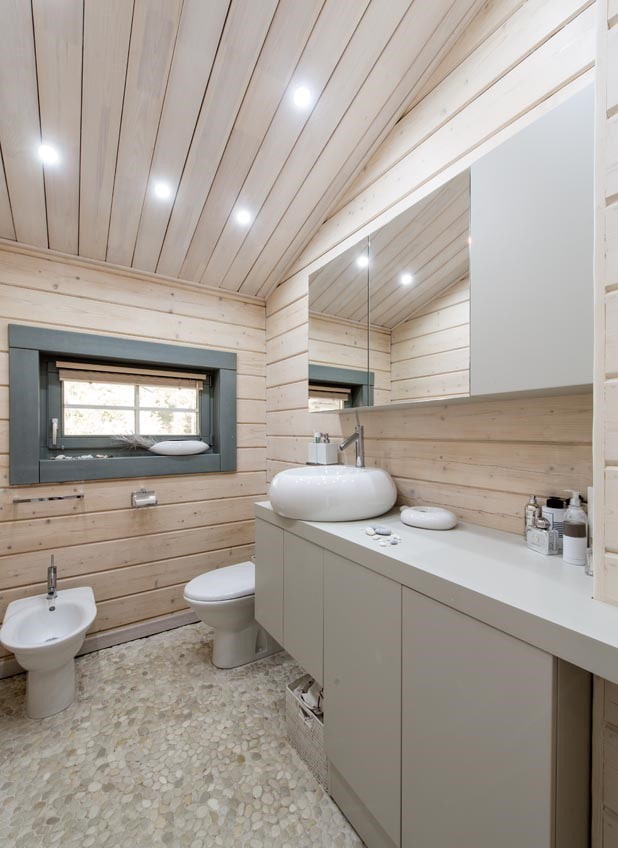 Murs en bois dans la salle de bain
