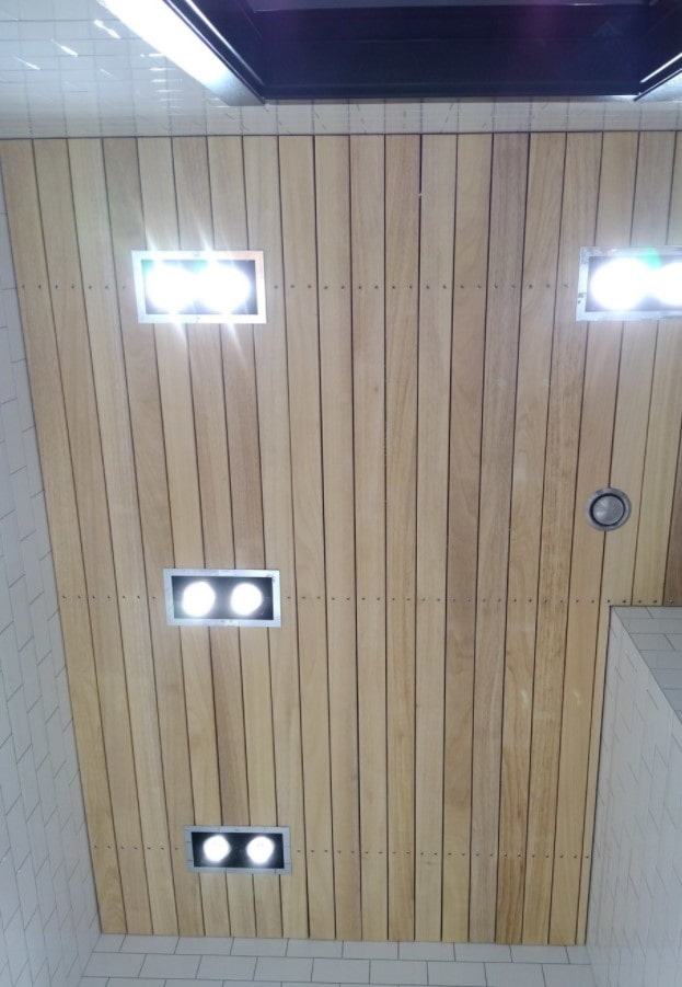 Clins au plafond dans la salle de bains