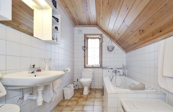 Plafond en bois dans la salle de bains