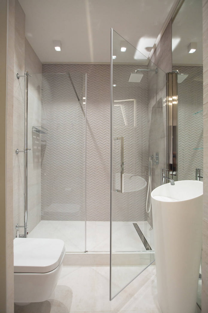 Salle de bain blanche avec douche