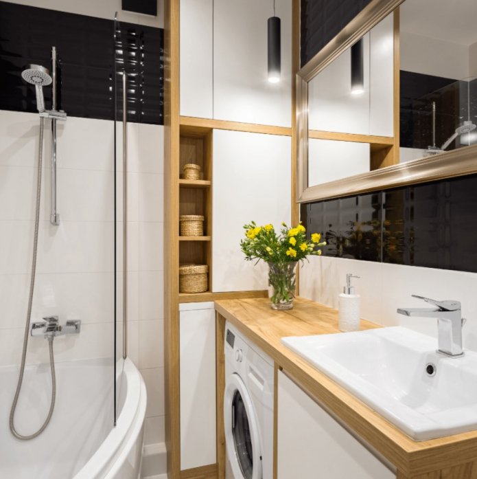 meubles en bois dans la salle de bain