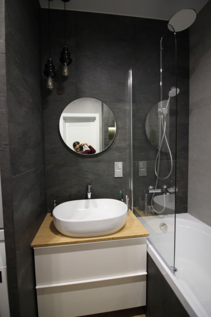Murs sombres dans la salle de bain