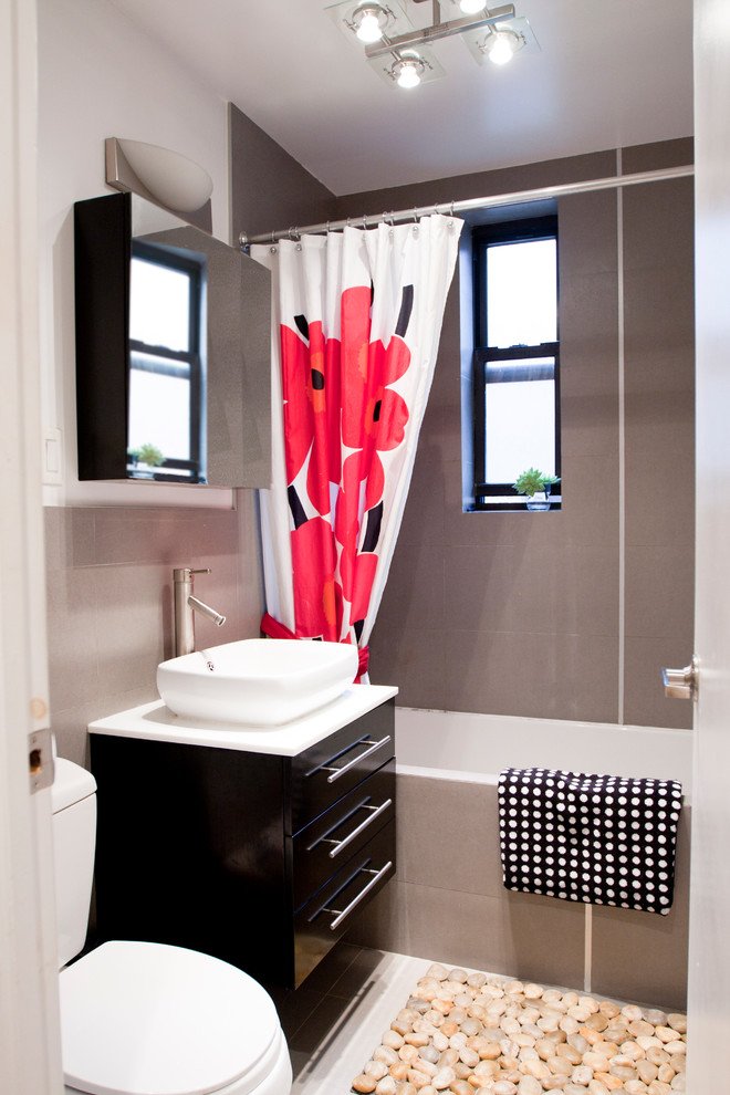petite salle de bains avec fenêtre