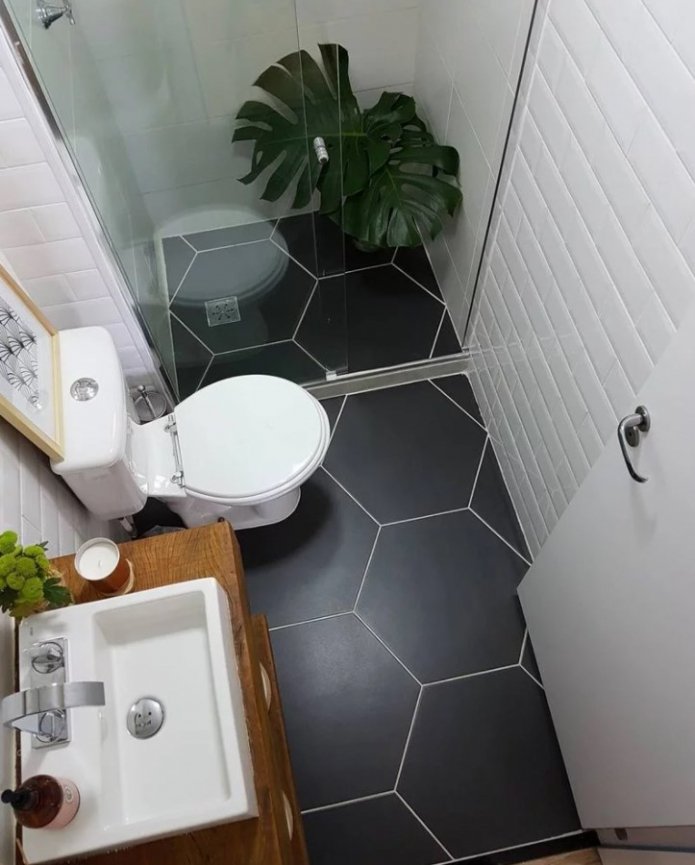 sol noir dans la salle de bain