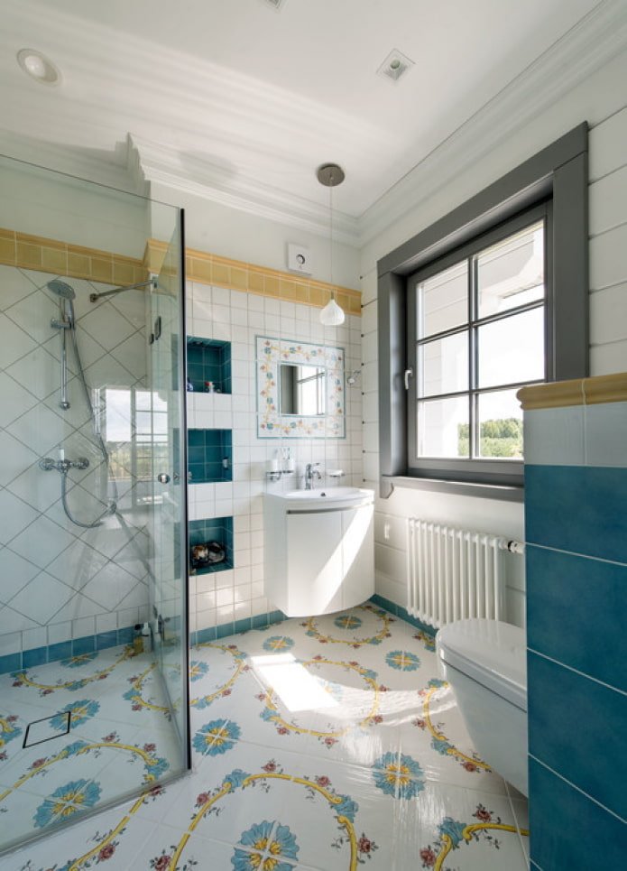 Carrelage brillant dans la salle de bain