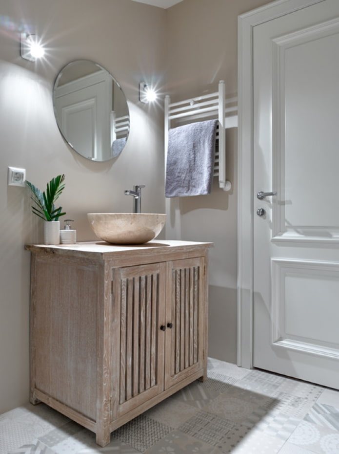une vieille armoire à l'intérieur