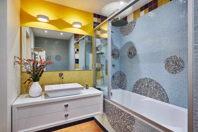 finition combinée dans la salle de bain