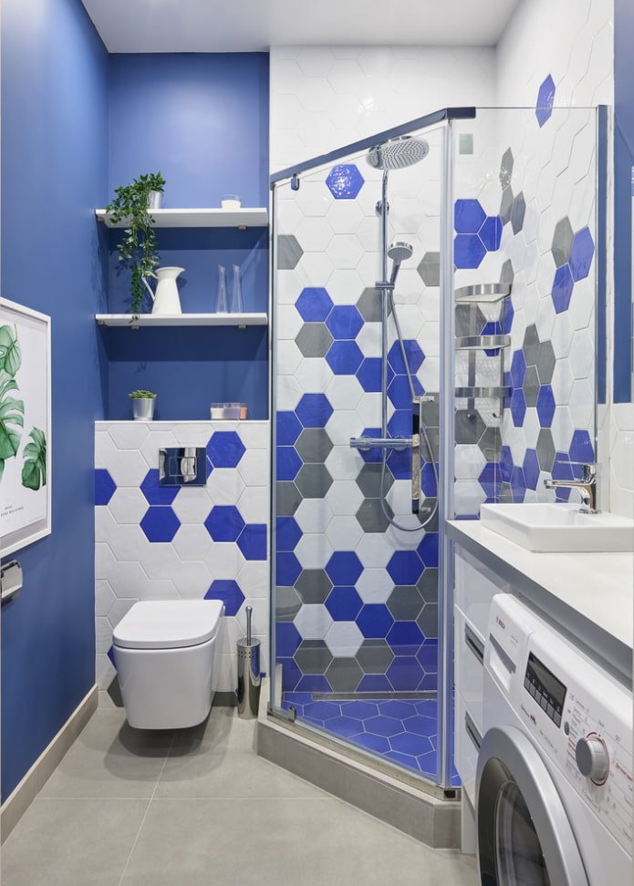 Salle de bain avec douche à Khrouchtchev