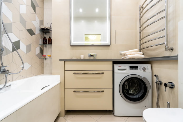 machine à laver dans la salle de bain d'un appartement Khrouchtchev