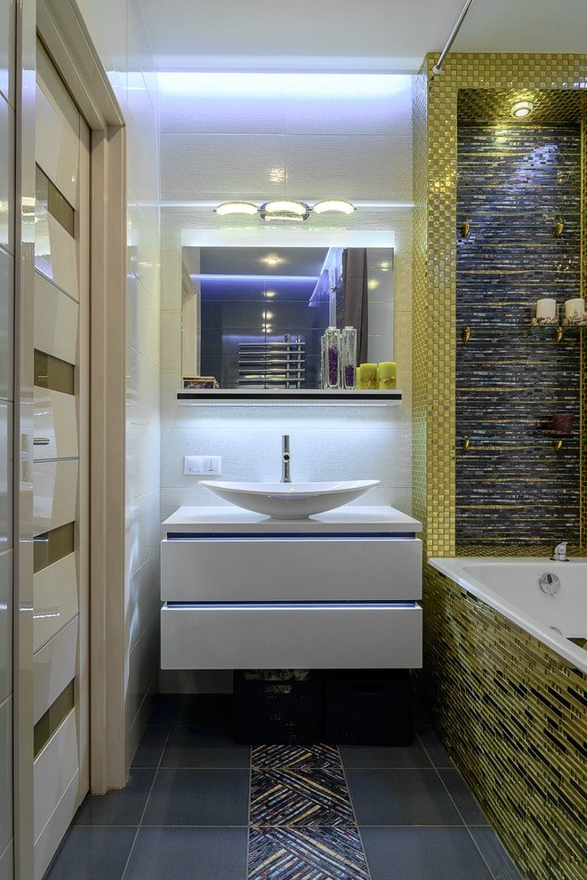 Finition du sol avec du carrelage dans la salle de bain
