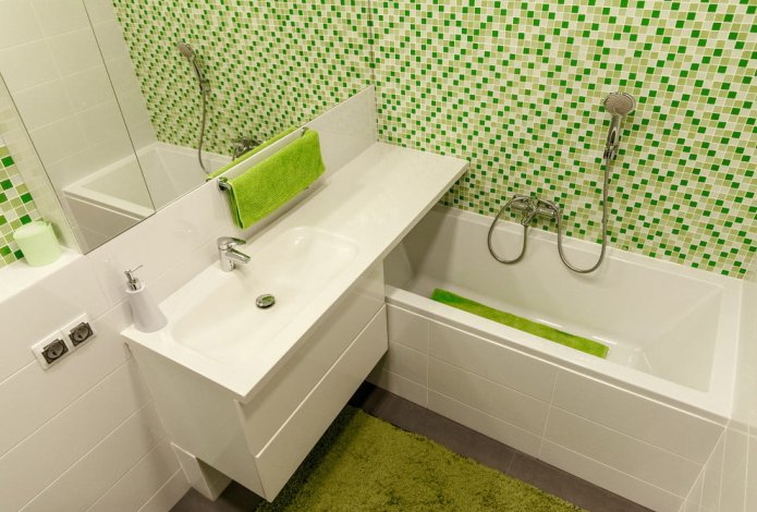 Intérieur blanc et vert d'une petite salle de bain