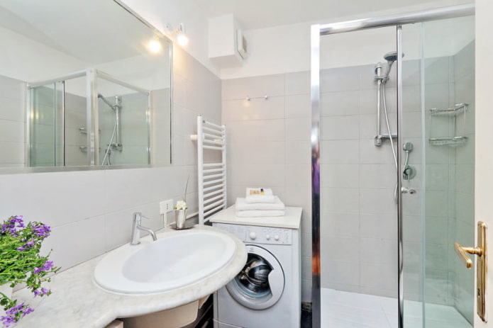 Salle de bain avec douche