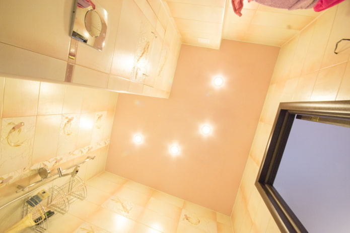 Conception de salle de bain moderne dans un appartement de Khrouchtchev