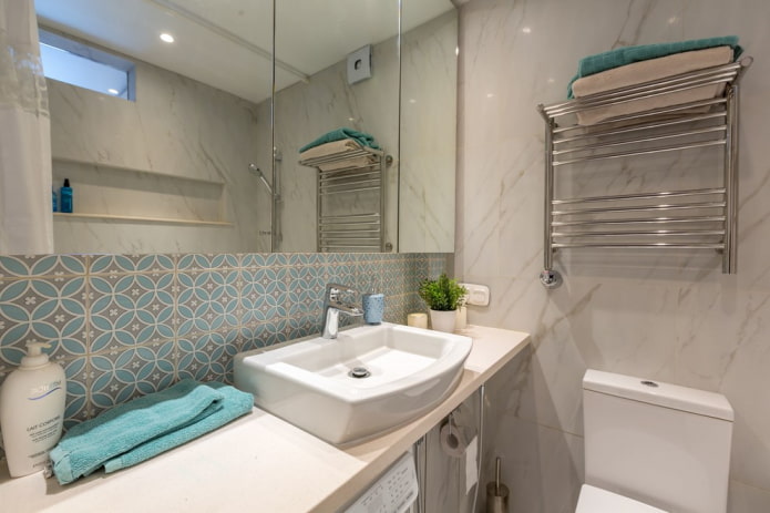 Salle de bain lumineuse de 3 m² avec armoire à glace